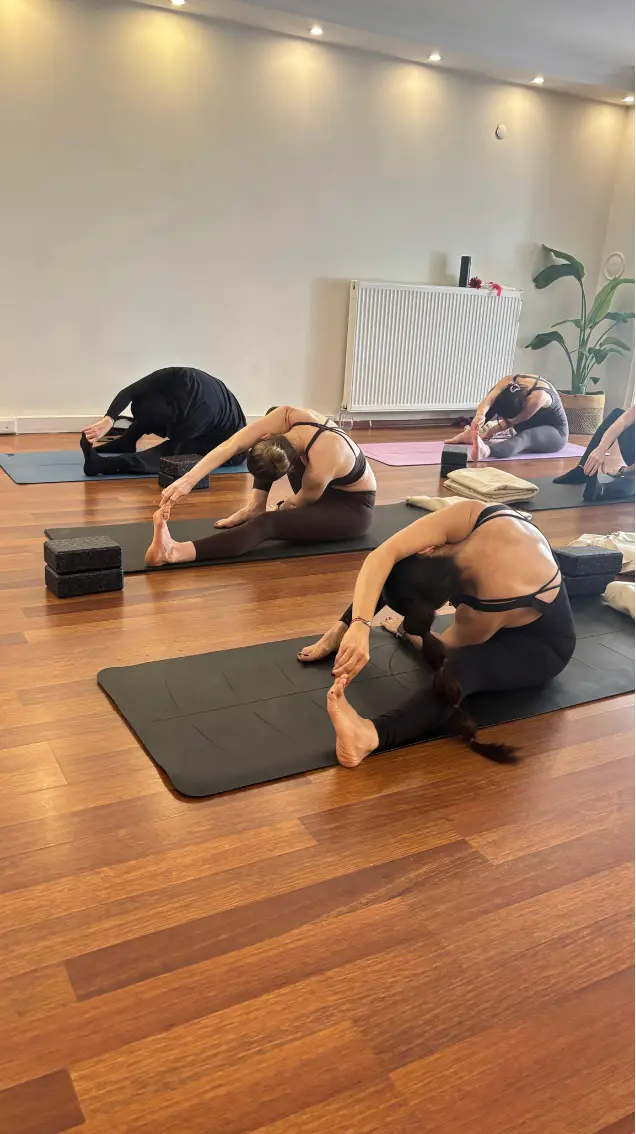 Yoga Era Studio salonunda kadınlara özel yoga dersi